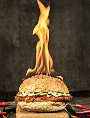 Burger Paolo au poulet frit et avec sa mayonnaise pimentée