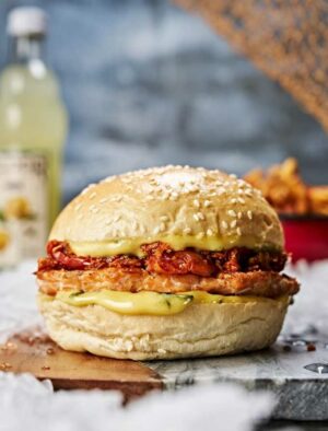 Burger Steve au saumon fumé et avec sa mayonnaise sucré et son crispy de thon épicé