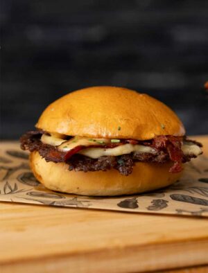 Le meilleur Smashburger est le Smash Poitrine de Big Fernand. Un burger smashé avec raclette, poitrine fumée, oignons et sauce tata cocktail